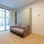 Easytopstay - Cozy Flat With Parking 밀라노